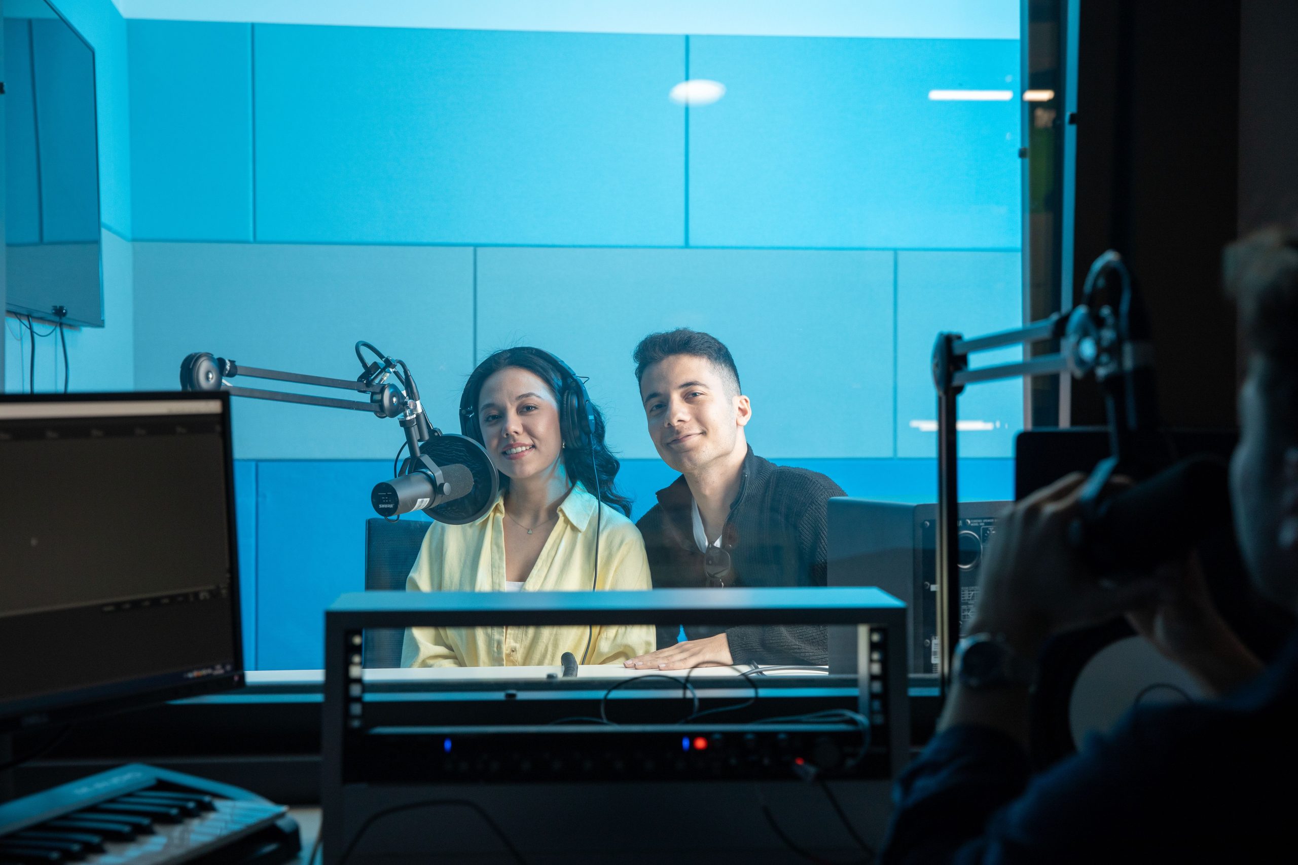 Piesa ta la Radio7ABC: difuzare, videoclip și podcast, toate într-un loc